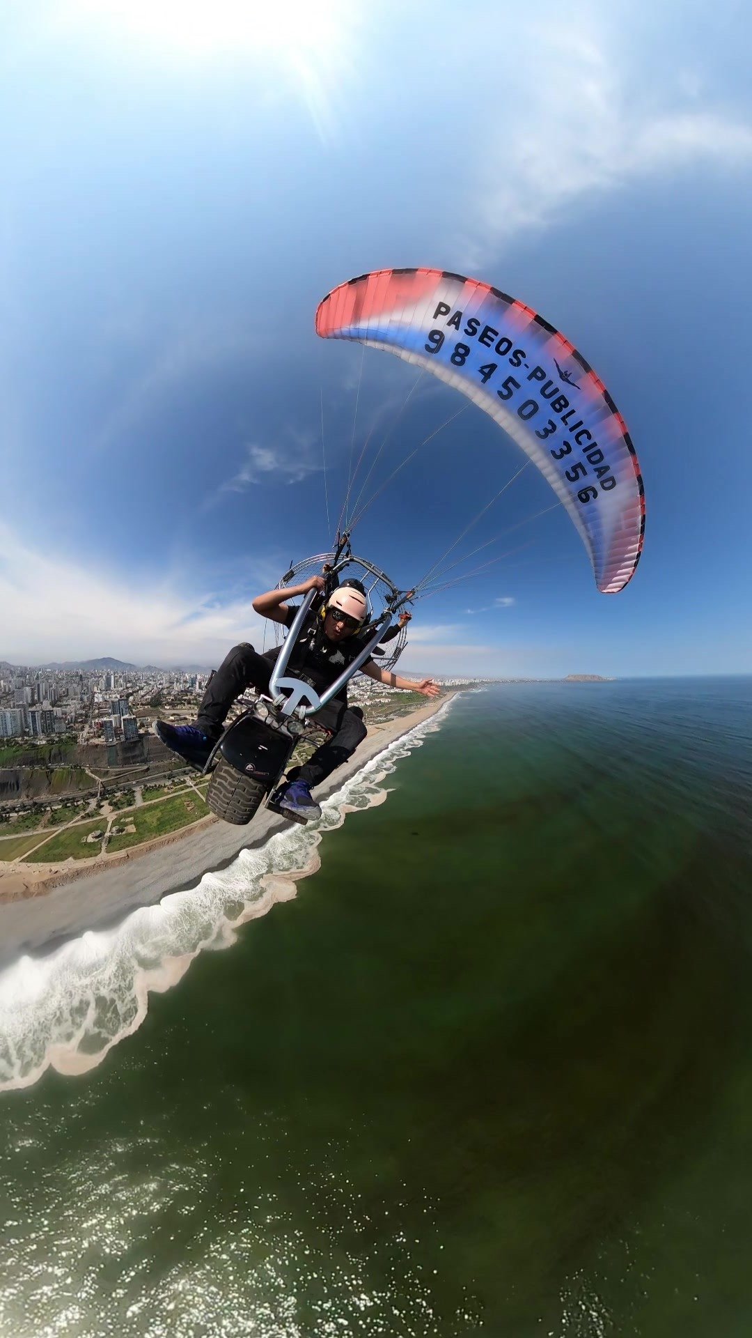 Paratrike sobre la Costa Verde de Lima con vista a Miraflores y el océano Pacífico